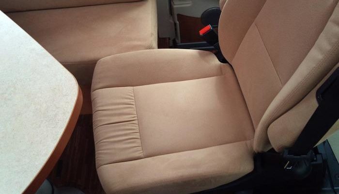 1305235194kurzen_der_Sitzflache_bei_L-Sitzgruppe_bei_Chic_C-Line_i422