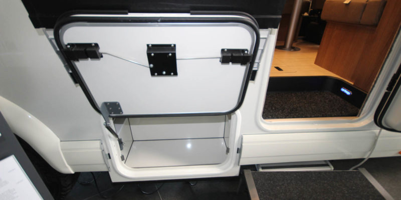 Carthago c-compactline i 143 LE (9)