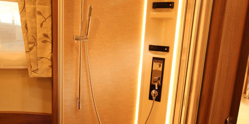 Carthago chic e-line i 51 QB auf Mercedes Sprinter (81)