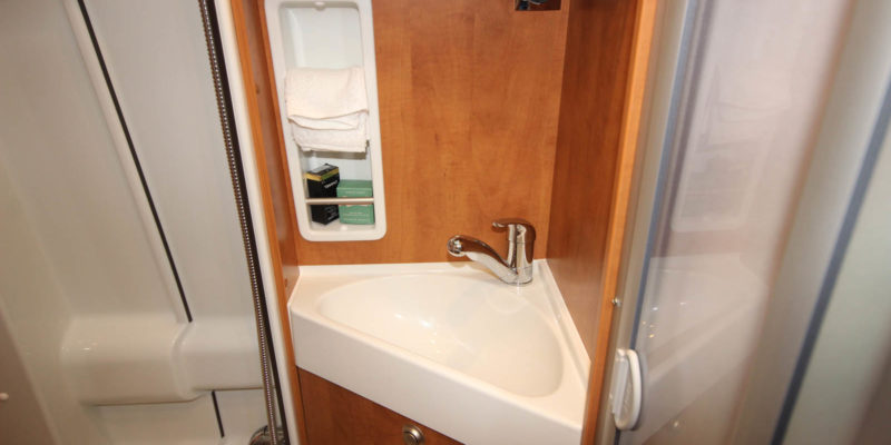 Malibu Van 600 DB Low Bed (30)