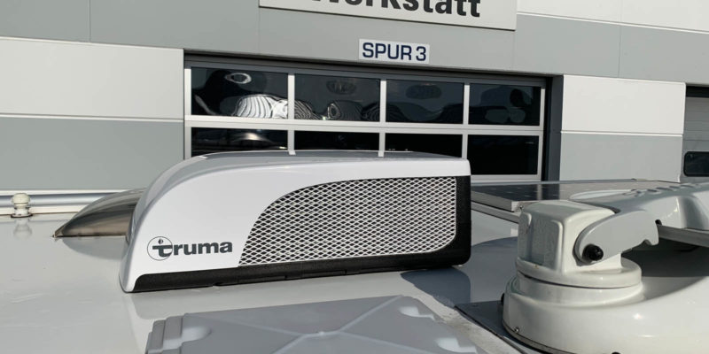 Dachklimaanlage Truma Aventa Compact Plus eingebaut in einen Carthago c-Tourer i144LE zwischen Dusche und Toilettenraum 3