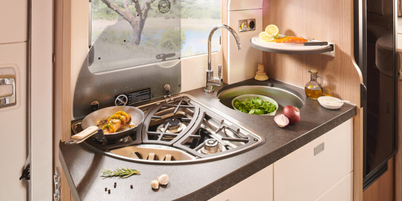2020-tourer-T143_Kueche-Detail-Herd