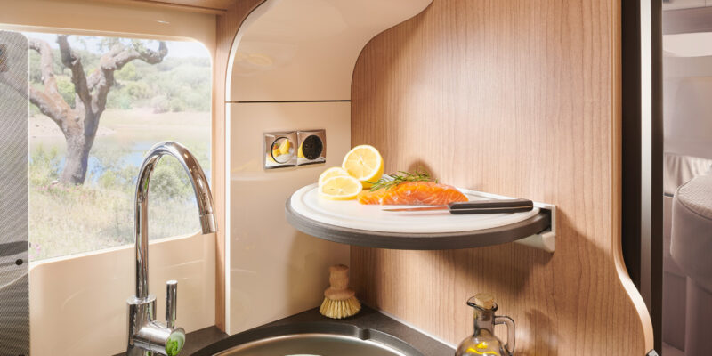 2020-tourer-T143_Kueche-Detail-Schneidebrett