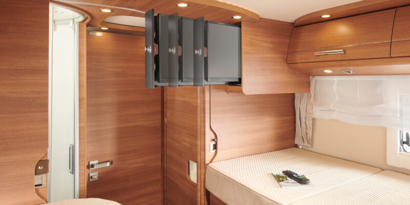 2020_c-line-4.9-MB_TV-Auszug-Heckbett-V2