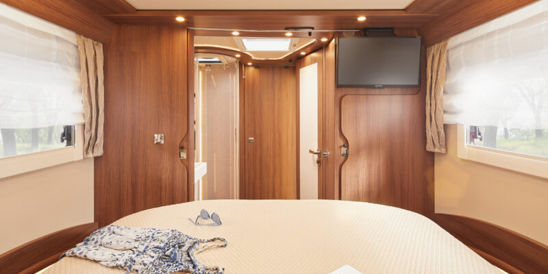 2020_carthago_chic-e-line-64-QB_MB_Umkleidezimmer-TFT-V1