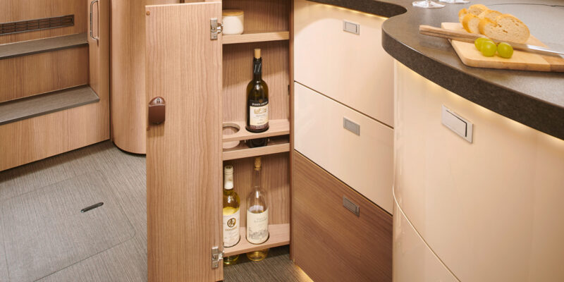 2020_carthago_tourer-i-149-MB_Flaschenschrank