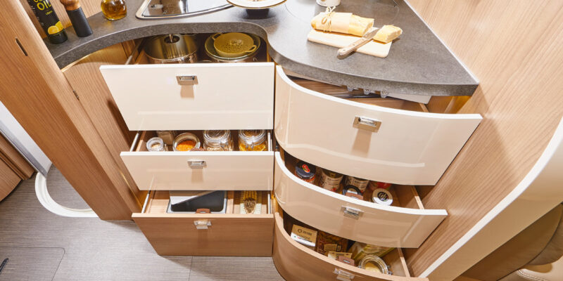 2020_carthago_tourer-i-149-MB_Kueche_Auszuege