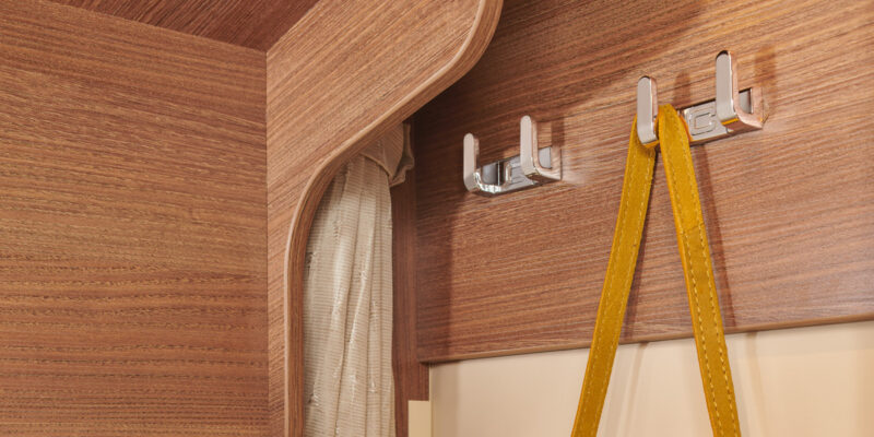 2020_compactline-143LE_Kleiderhaken-wohnbereich-Detail