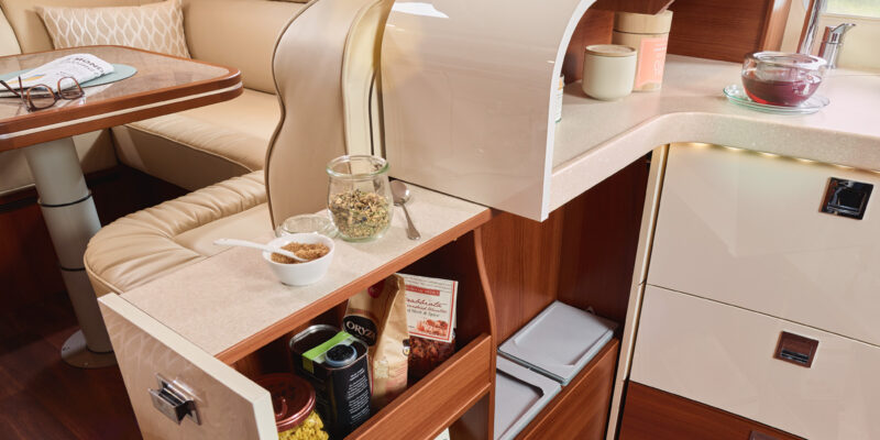 2020_liner-for-two-53L_Iveco_Küchentresen-Vorratsschrank-Arbeitsfläche-erweitert