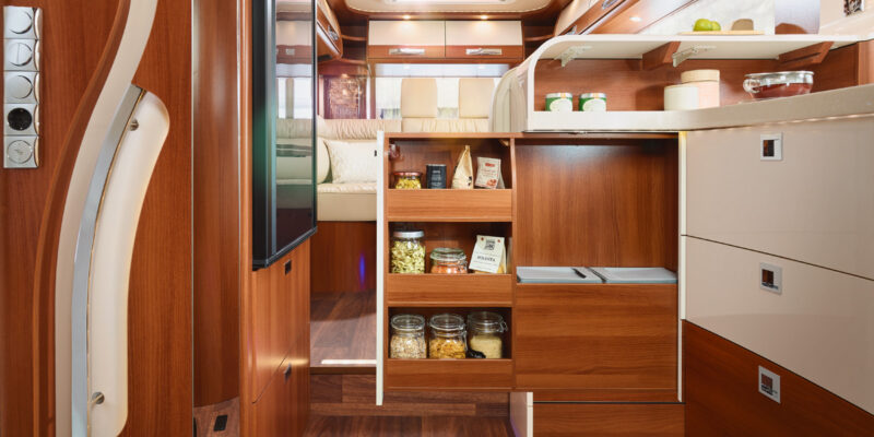 2020_liner-for-two-53L_Iveco_Küchentresen-Vorratsschrank-V2