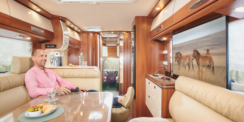 2020_liner-for-two-53_Iveco_Sitzgruppe-Person-Couchauszug