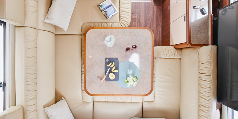 2020_liner-for-two-53_Iveco_Sitzgruppe-vo