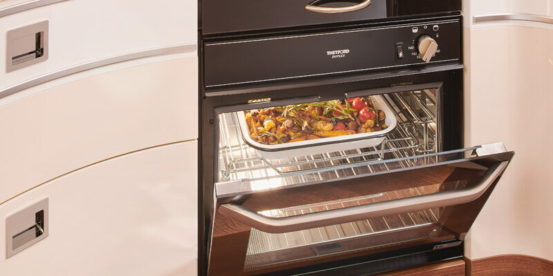 2020_s-plus-61LE-Iveco_Kueche-Ofen-Detail