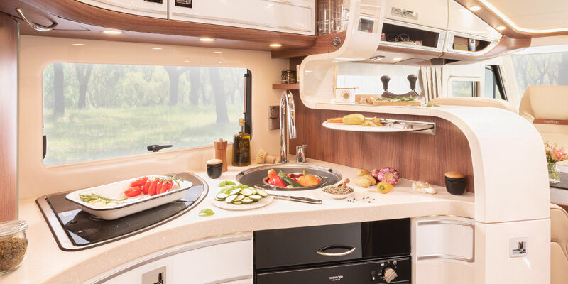 2020_s-plus-61LE-Iveco_Kueche-mit-ofen