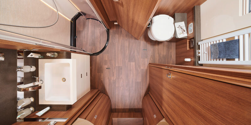 2020_s-plus-61LE-Iveco_Raumbad-vo-V1