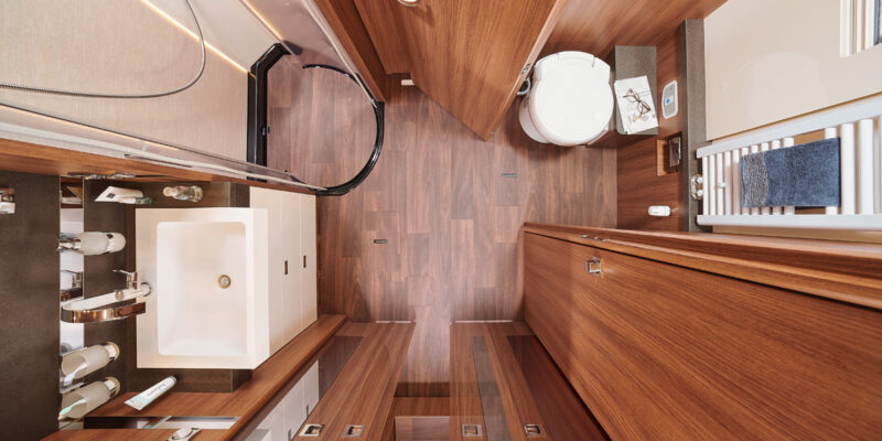 2020_s-plus-61LE-Iveco_Raumbad-vo-V3