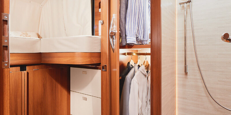 RET-2020_Liner-for-two_53_Kleiderschrank