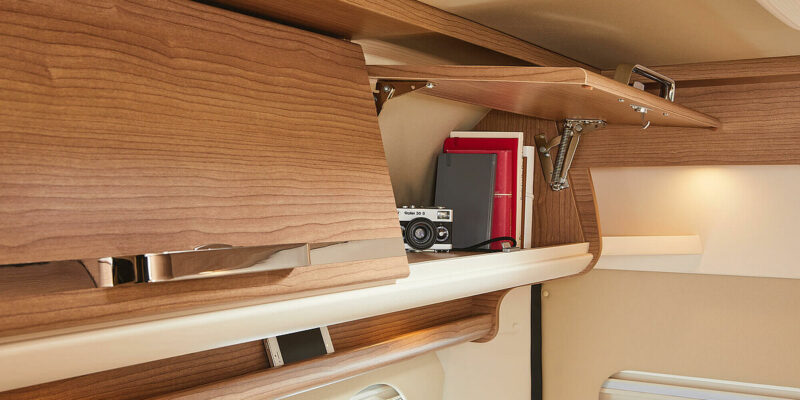 csm_van-interieur-dachstauksten-eckablage-laengseinzelbett_firstclasstwomrooms_640lerb_74b5410d9d