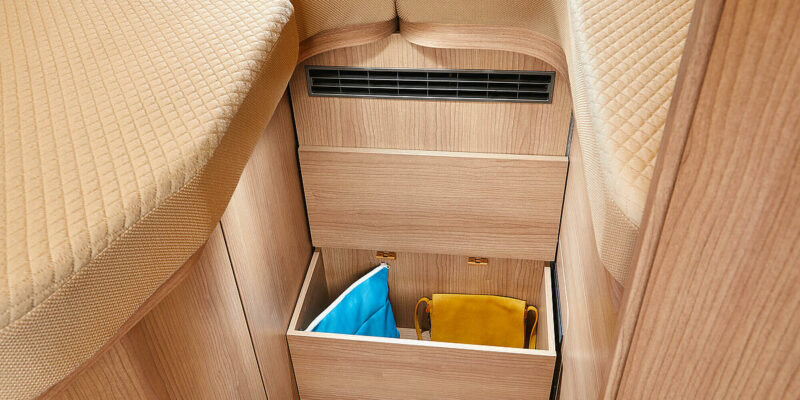 csm_van-interieur-einstiegsstufe-laengseinzelbett-stauraum_firstclasstwomrooms_640lerb_e5b77e9857