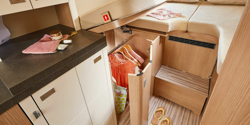 csm_van-interieur-kleiderschrank-bfs_firstclasstwomrooms_640lerb_ce4ff1cf19