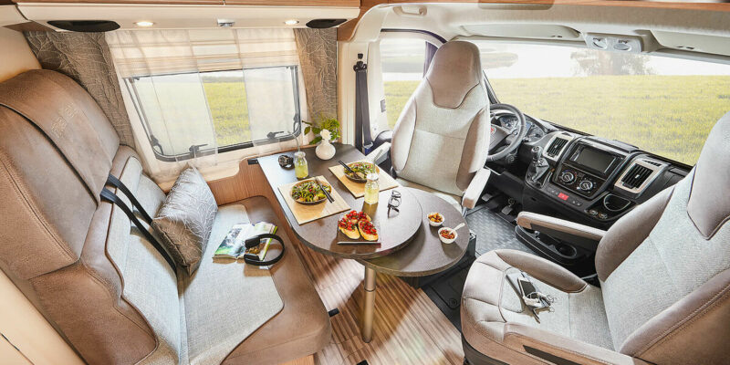 csm_van-interieur-sitzgruppe-firstclasstworooms_640lerb_hv_cherryclassic_df58a2d6c6