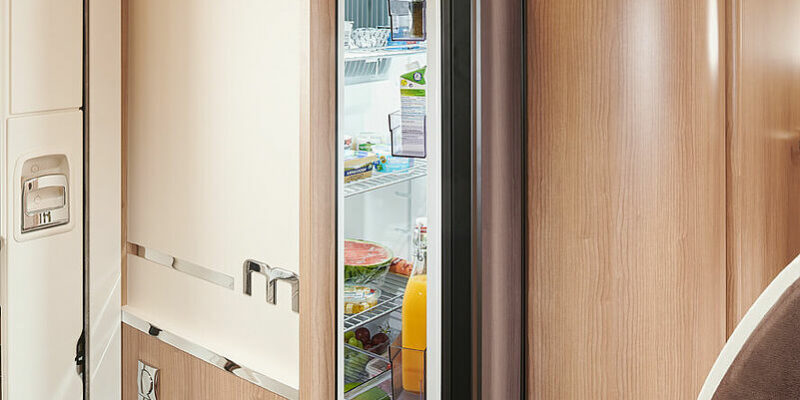 csm_wohnmobil-interieur-komfortwinkelkueche-kuehlschrank_490le_v2_0eea8a4050