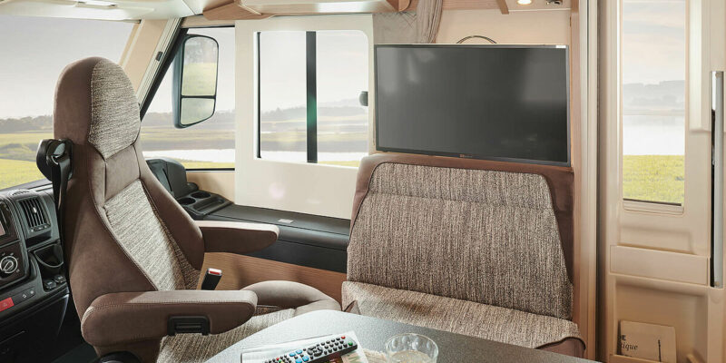 csm_wohnmobil-interieur-tv-quick-up-seitensitz_i490le_v1_c2cc950e0b