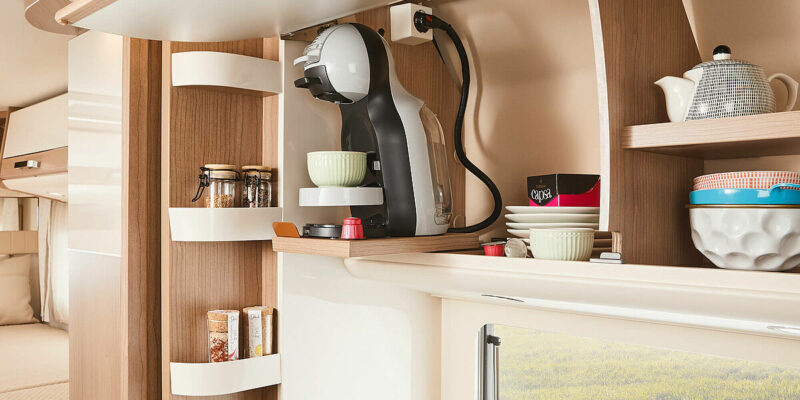 csm_wohnmobil-interieur-winkelkueche-kaffeemaschine_460le_ff9323c2c3