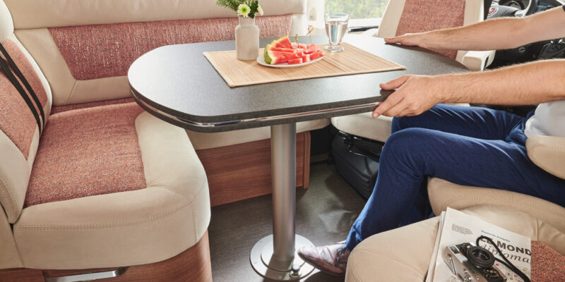 2020_compactline-143LE_Wohnraumtisch-360Grad-Person-Tisch