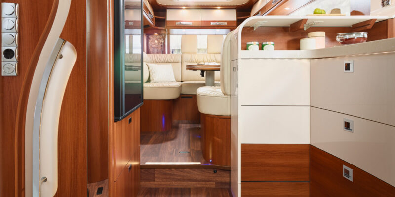 2020_liner-for-two-53L_Iveco_Küchentresen-Vorratsschrank-V1