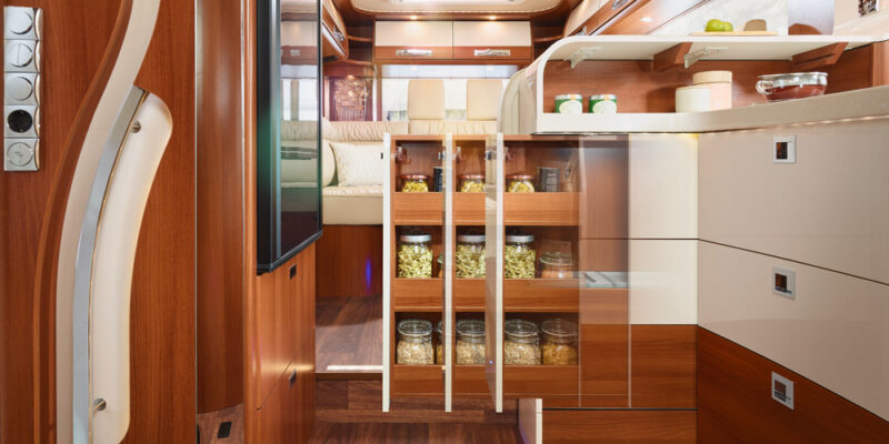 2020_liner-for-two-53L_Iveco_Küchentresen-Vorratsschrank-V3