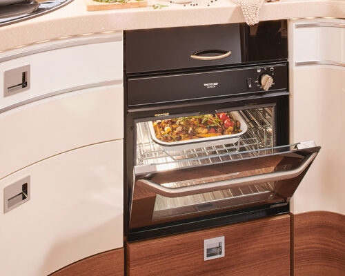 2020_s-plus-61LE-Iveco_Kueche-Ofen-Detail