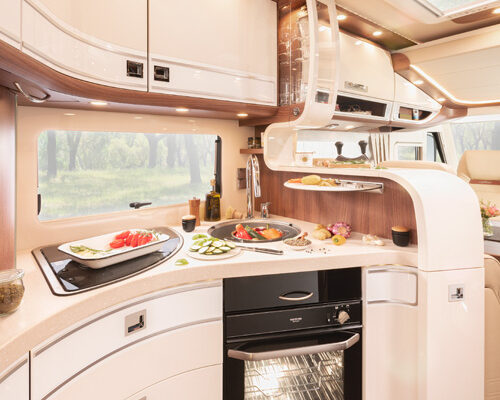 2020_s-plus-61LE-Iveco_Kueche-mit-ofen