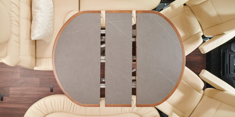 2020_s-plus-61LE-Iveco_Tisch-ausziehbar-V1