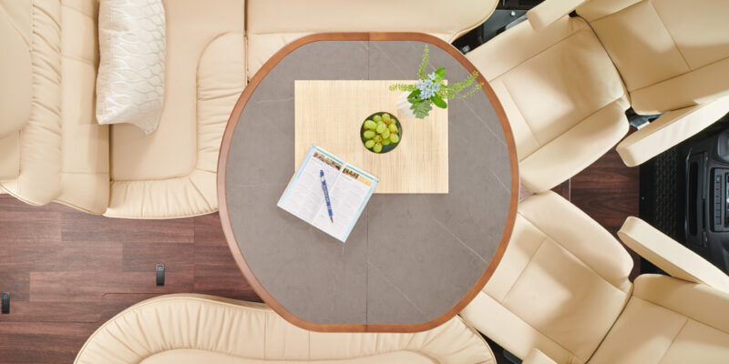 2020_s-plus-61LE-Iveco_Tisch-ausziehbar-V3