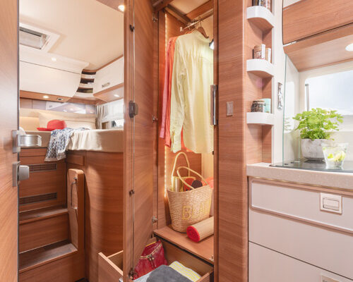 2021_C-line-T-4.8_Kleiderschrank_Deckenhoch