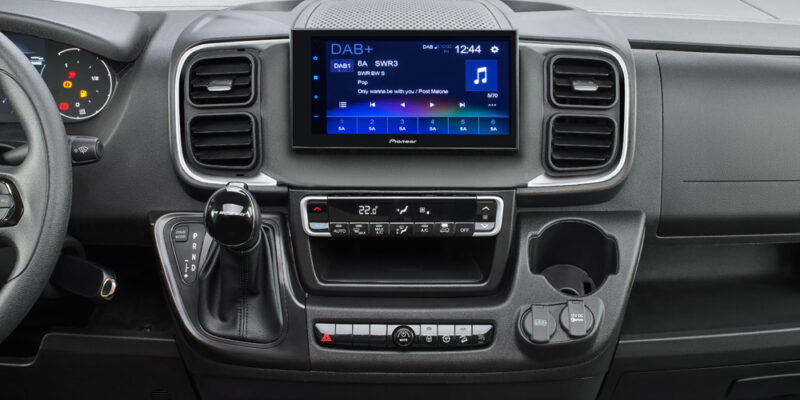 2021_Fiat_Armaturenbrett_Mediasystem-Pioneer