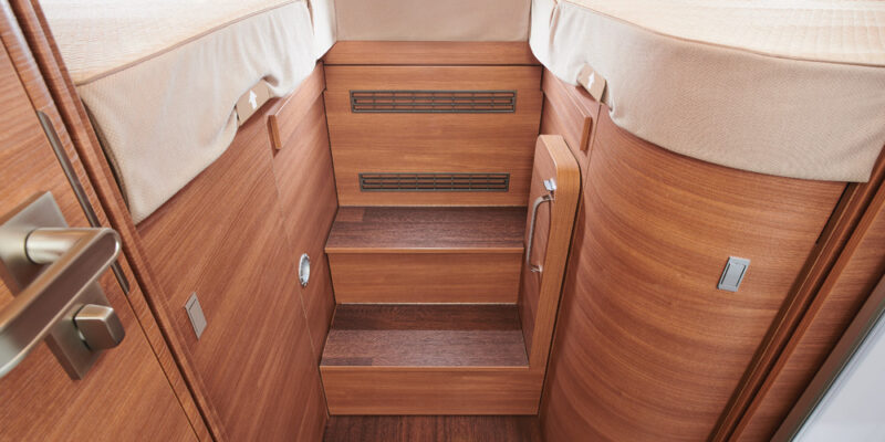 2021_c-Line-4.9-LE_Einstiegstreppe