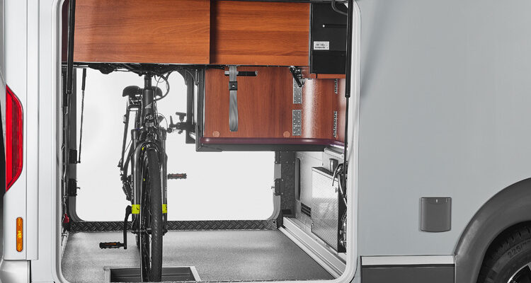 RET-2020_liner-f-two-53-Fiat_Heckgarage