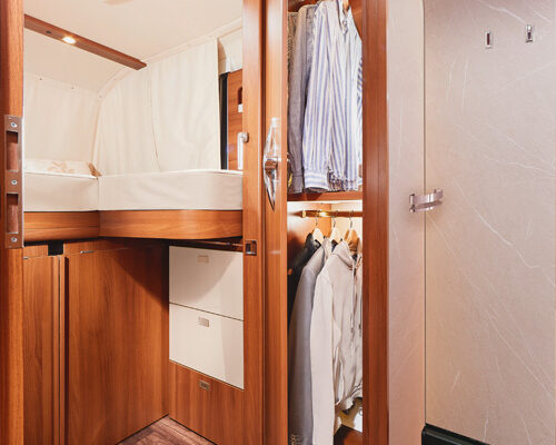 RET-2021_Liner-for-two_53_Kleiderschrank