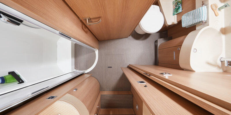 RET-2021_carthago_tourer-i-149-MB_Raumbad-mit-Umkleide