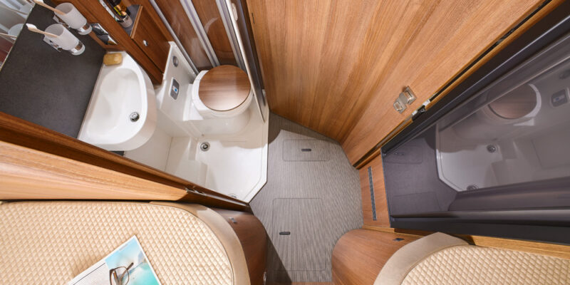 RET-2021_compactline-141LE_Umkleidezimmer-Raumbad