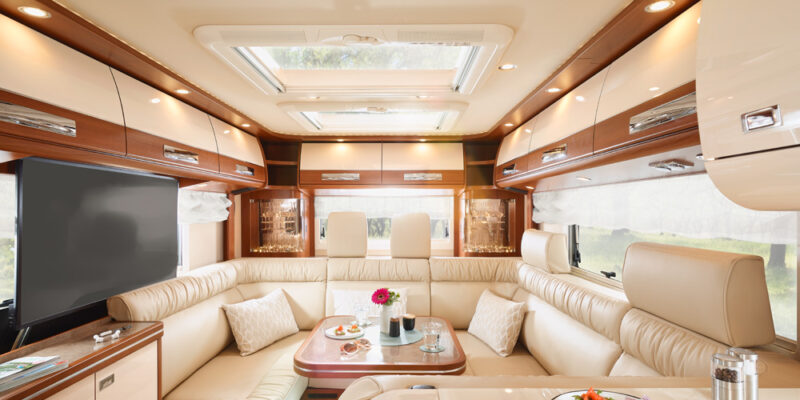 RET-2021_liner-for-two-53L_Iveco_Sitzgruppe-v-kueche