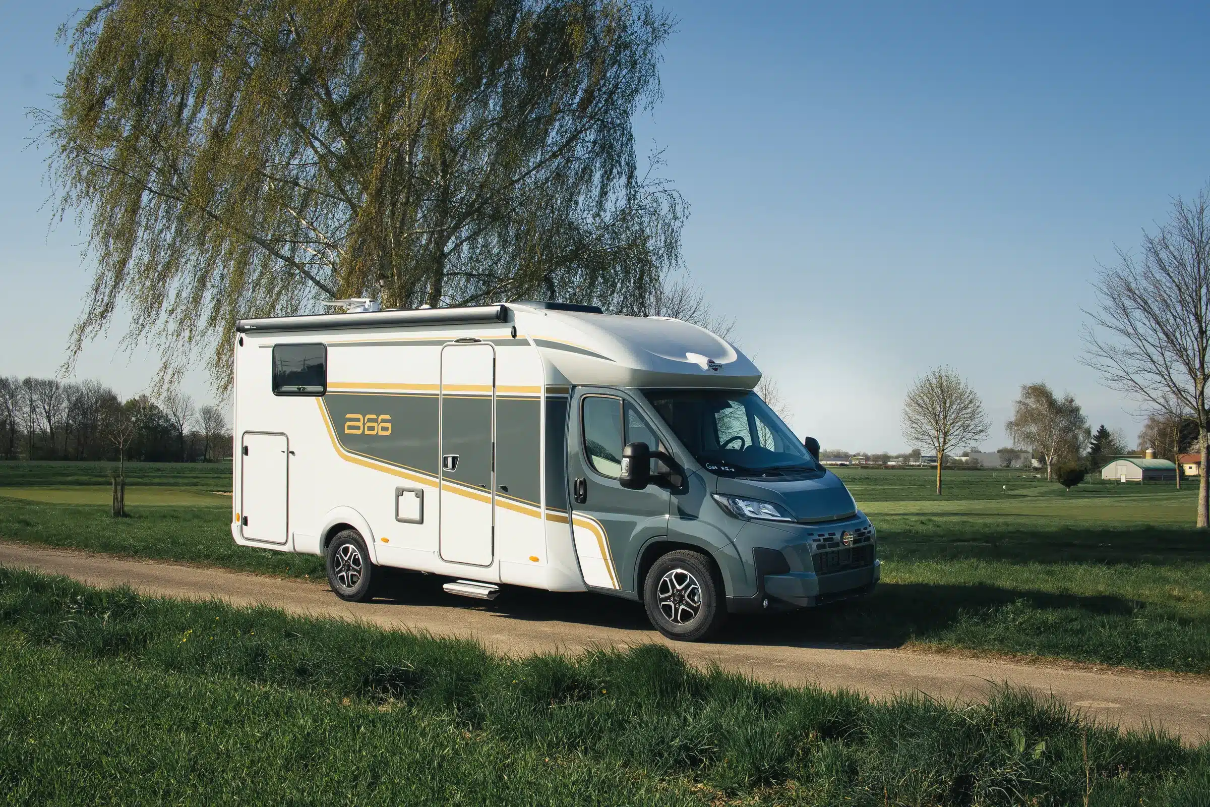 Bürstner B66 690 G auf einer Wiese