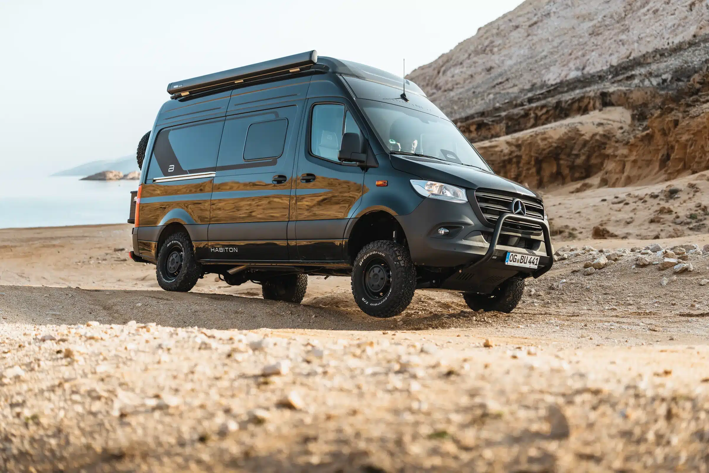 Bürstner Habiton X HMX 6.0 in Schwarz an einem Kiesstrand
