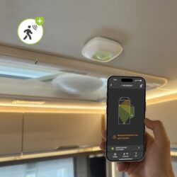 Du willst entspannt die Umgebung erkunden, ohne ständig an dein Wohnmobil oder deinen Wohnwagen zu denken? Das E-Movement von E-Trailer hält für dich die Augen offen! 👀📲 Sofort-Alarm auf dein Smartphone, wenn sich jemand unerlaubt in deinem Camper bewegt.🛠  Einfache Installation – einfach platzieren, fertig!📡 Überall sicher dank smarter Sensoren mit E-Sim.⚖️ Leicht & unauffällig – wiegt nur 140 g pro Sensor.Mach dir keine Sorgen – E-Movement passt auf! 🔐#e-trailer #etrailer #campinggear #smartcamper #smartsystem #movera #moveonwithmovera #moverabringtdichweiter